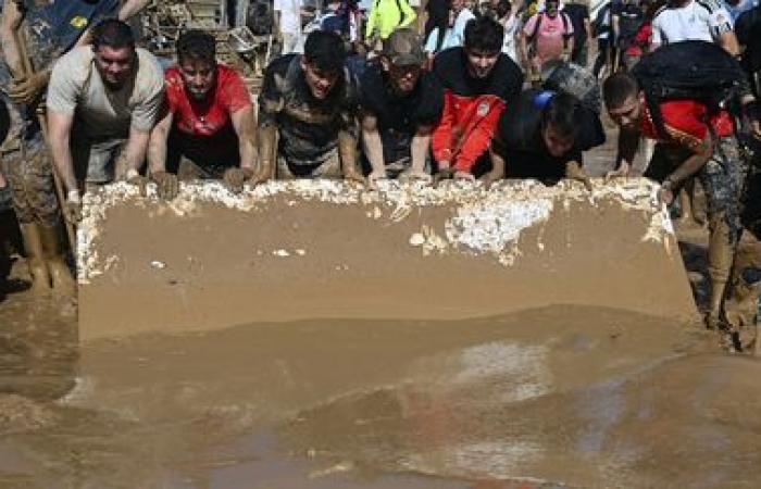 une foule de bénévoles s’affairent à nettoyer les villes sinistrées près de Valence