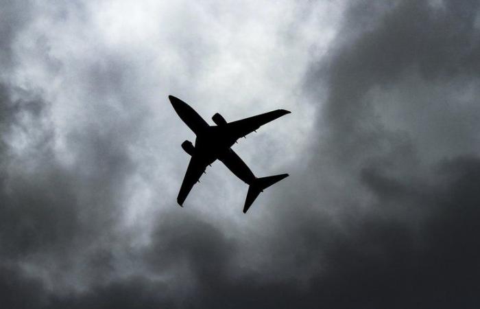 les passagers de l’avion entendent le bruit de quelqu’un qui tape sur le mur le soir d’Halloween