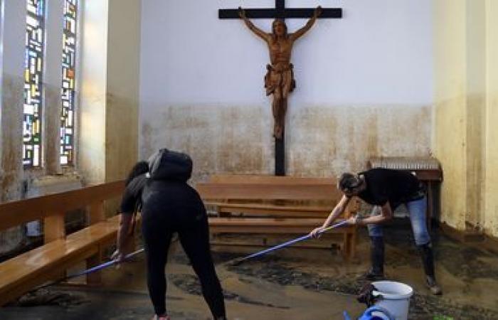 une foule de bénévoles s’affairent à nettoyer les villes sinistrées près de Valence