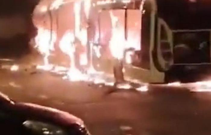 Bus incendiés, immeuble temporairement évacué, heurts avec la police… Que se passe-t-il dans cette ville proche de Lyon depuis deux soirs ?