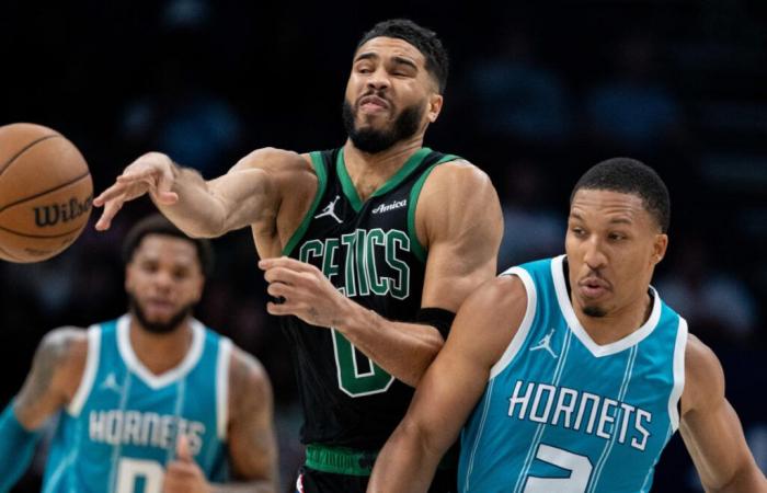 Grant Williams des Hornets expulsé après avoir affronté son ancien coéquipier Jayson Tatum lors de la victoire 124-109 des Celtics