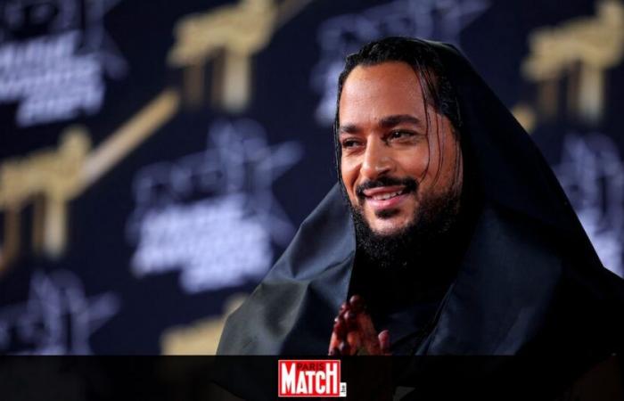 Slimane triomphe aux NRJ Music Awards et fond en larmes