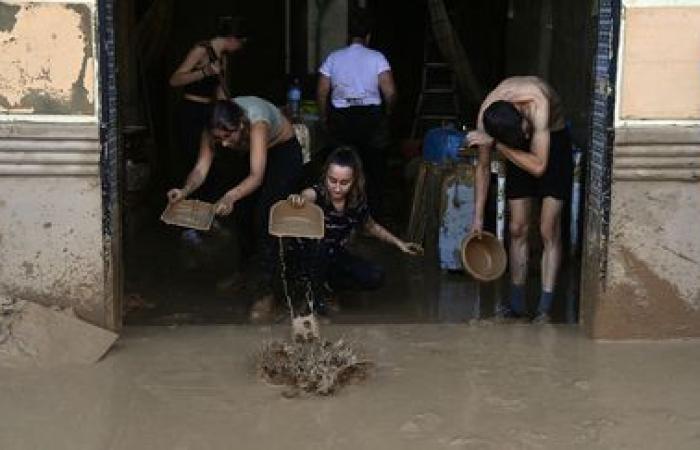 une foule de bénévoles s’affairent à nettoyer les villes sinistrées près de Valence