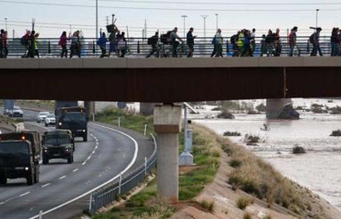 une foule de bénévoles s’affairent à nettoyer les villes sinistrées près de Valence