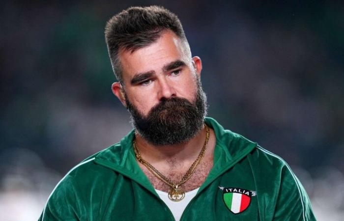 Jason Kelce brise le téléphone d’un fan après qu’il ait traité frère Travis d’insulte homophobe