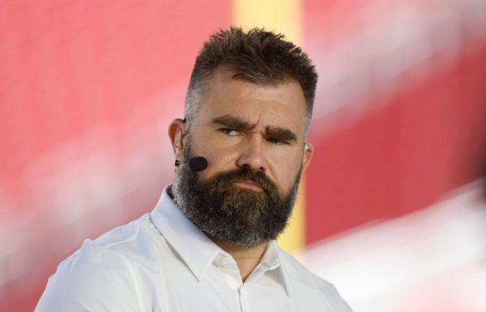 Jason Kelce claque le téléphone d’un fan au sol et échange des insultes homophobes après une insulte à propos de Travis sortant avec Taylor Swift