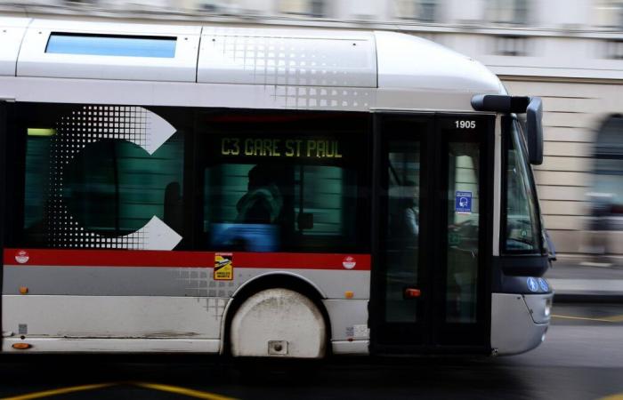 Bus incendiés, projectiles lancés sur des policiers, une deuxième nuit de violences à Rillieux-la-Pape