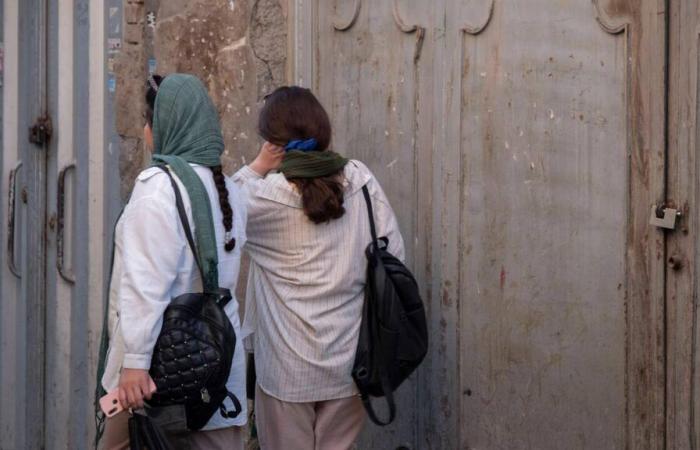 Les images d’une étudiante iranienne déshabillée devant son université en signe de protestation font le tour du monde