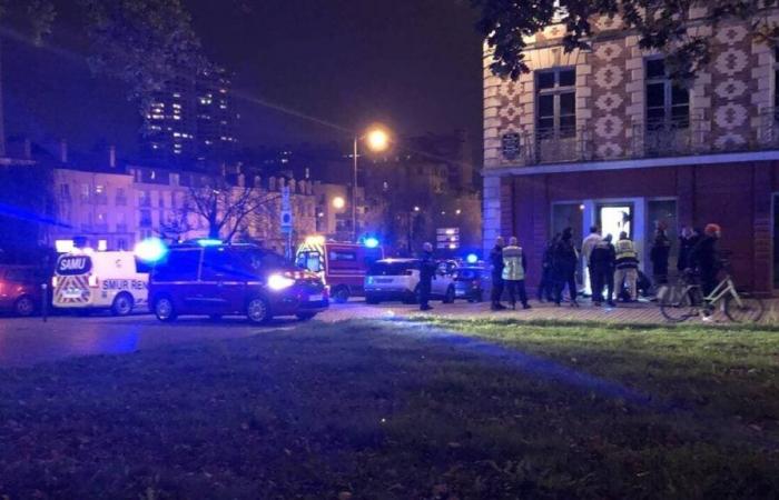 un homme de 29 ans en urgence absolue après avoir été poignardé en centre-ville