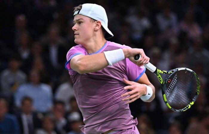 Holger Rune bat Alex de Minaur et avance à Paris