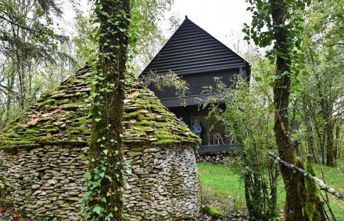 Vidéo. A la découverte, en Périgord, d’une étonnante maison en bois noir