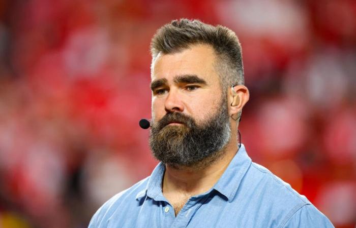 Jason Kelce brise le téléphone d’un fan qui a lancé des insultes anti-gay contre son frère Travis