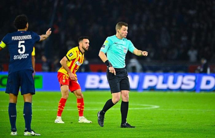 Le VAR intervient, l’arbitre voit rouge