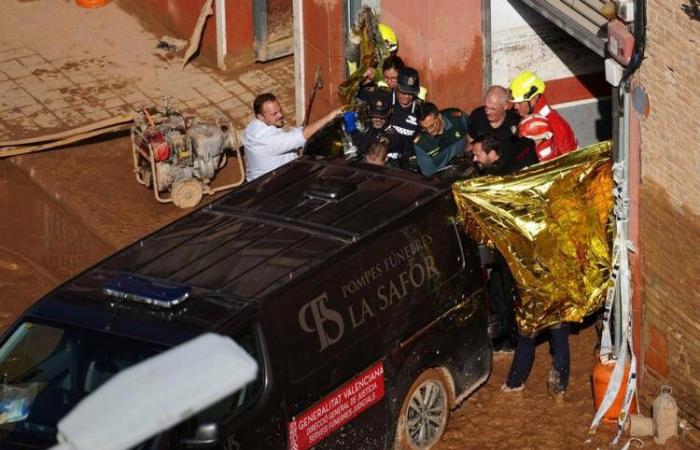 A La Torre, tristesse et colère devant le garage de la mort après les inondations meurtrières en Espagne