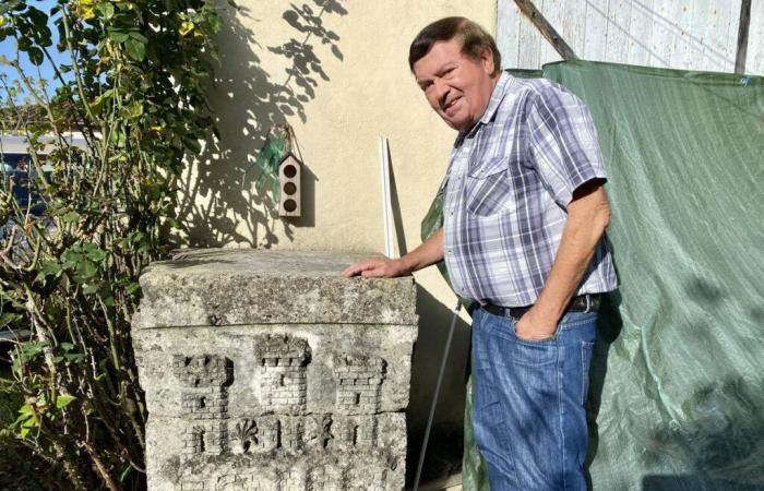 depuis quarante ans, l’ancien fronton des halles se trouve dans son jardin