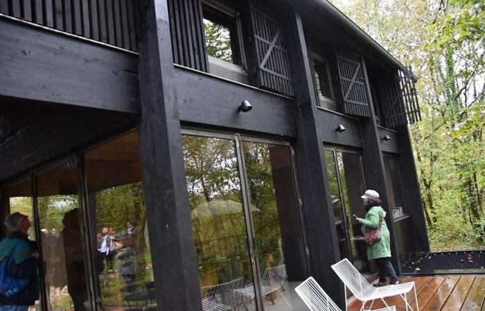 Vidéo. A la découverte, en Périgord, d’une étonnante maison en bois noir