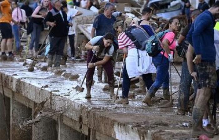 une foule de bénévoles s’affairent à nettoyer les villes sinistrées près de Valence