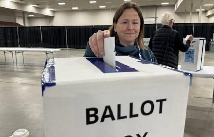 Le leadership de Danielle Smith acclamé lors du vote de confiance du PCU