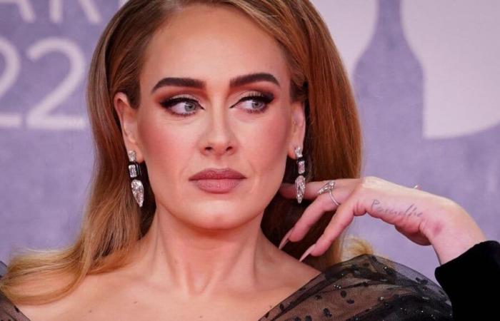 Adele est devenue sourde d’une oreille après une infection