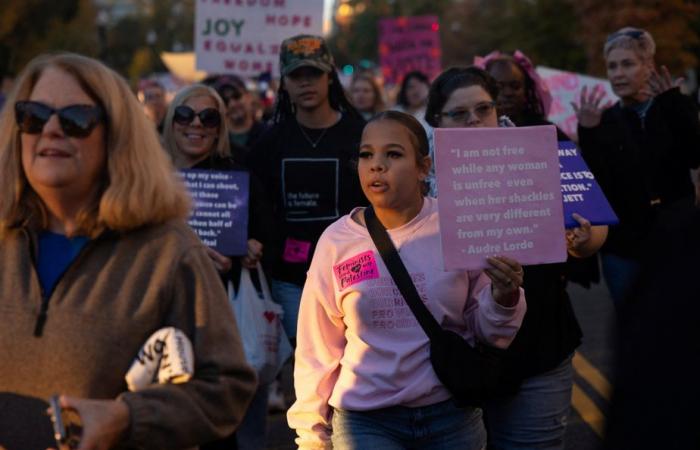 Des milliers de femmes manifestent pour leurs droits et pour Harris