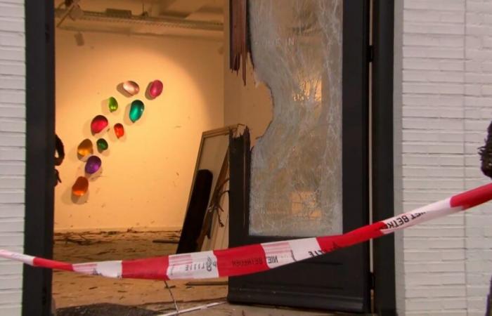 Des cambrioleurs ont utilisé des explosifs lourds pour… arracher des œuvres d’Andy Warhol dans une galerie