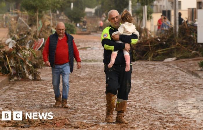 Le Premier ministre espagnol ordonne à des milliers de soldats et de policiers supplémentaires d’aider Valence à être inondé