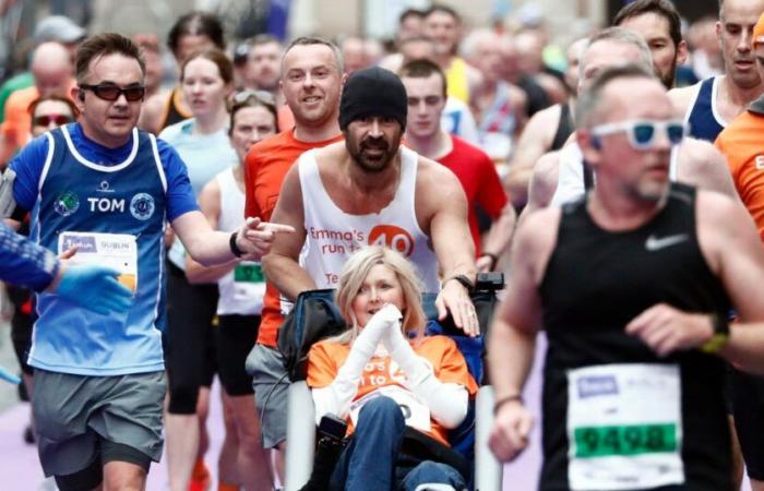 Colin Farrell termine le marathon en poussant un ami en fauteuil roulant