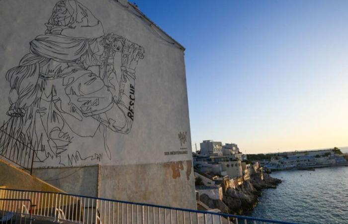 Une fresque géante de Mahn Kloix rend hommage au bateau-ambulance SOS Méditerranée sur le « mur Zidane » à Marseille