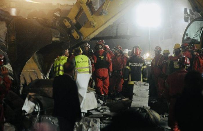 le toit extérieur de la gare s’est effondré, au moins 14 personnes ont été enterrées mortes