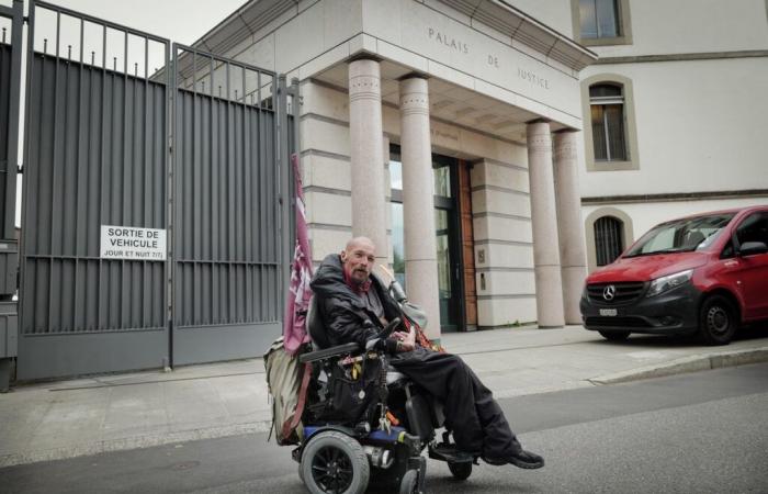 victime d’un handicap, il ne peut pas entrer au tribunal