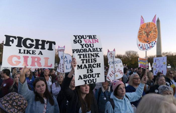 Des milliers de femmes manifestent pour leurs droits et pour Harris