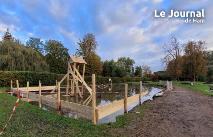 l’aire de jeux en construction a les pieds dans l’eau