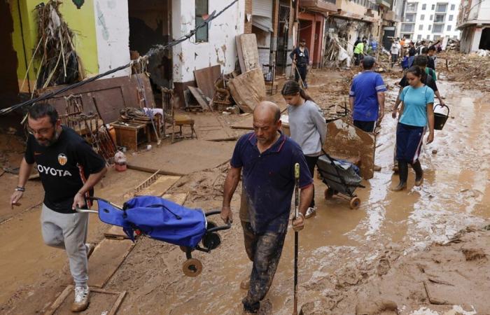 Inondations en Espagne : envoyer de nouveaux renforts militaires