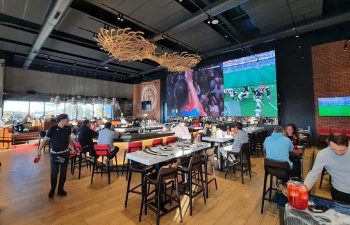 à Bègles, la retransmission télévisée du match des Lionnes applaudie par les supporters