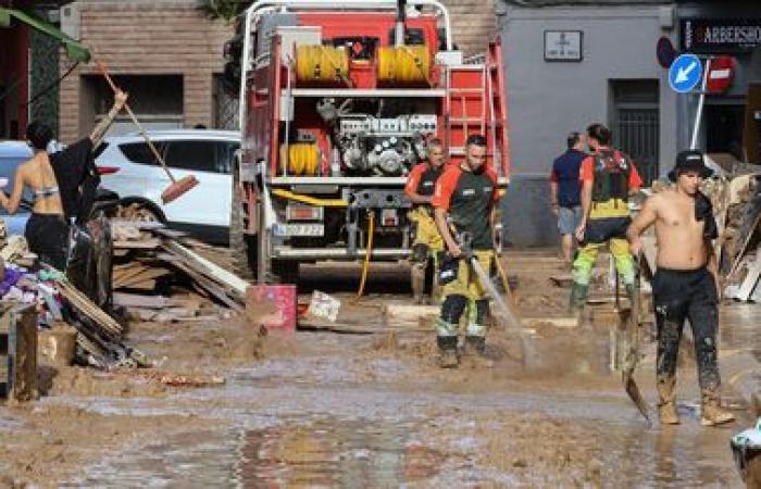 une foule de bénévoles s’affairent à nettoyer les villes sinistrées près de Valence