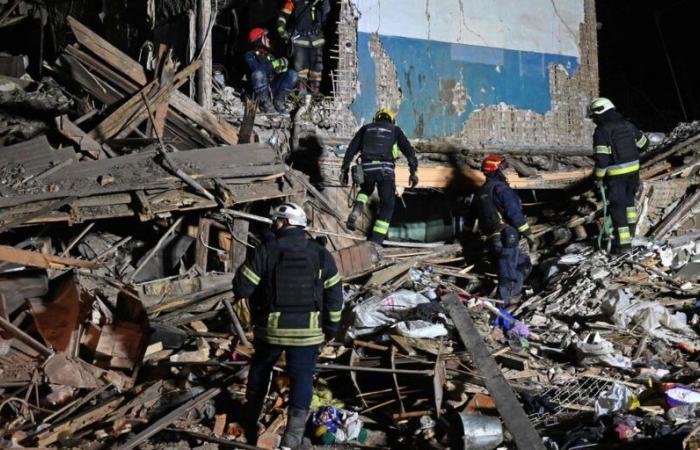 un policier tué et quarante personnes blessées dans un attentat à la bombe contre un commissariat de police du centre de Kharkiv