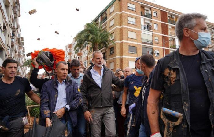 Le roi Felipe VI chahuté à son arrivée à Paiporta, une ville dévastée par les inondations