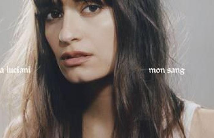 La chanteuse Clara Luciani revient avec “Mon sang”, un album intimiste dédié à son fils