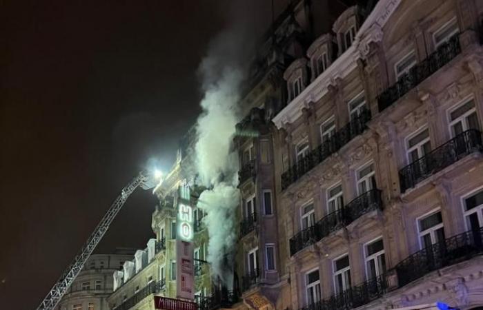 Un hôtel ravagé par les flammes au centre de Bruxelles : ce que l’on sait (photos et vidéo)