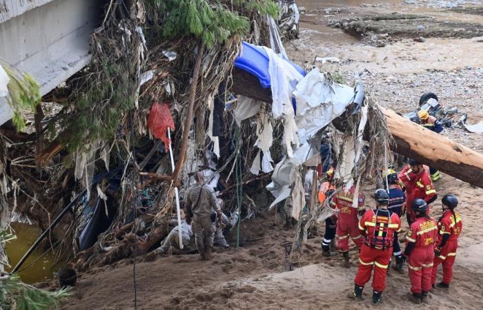 le bilan s’alourdit encore à au moins 213 morts, le roi Felipe attendu sur place