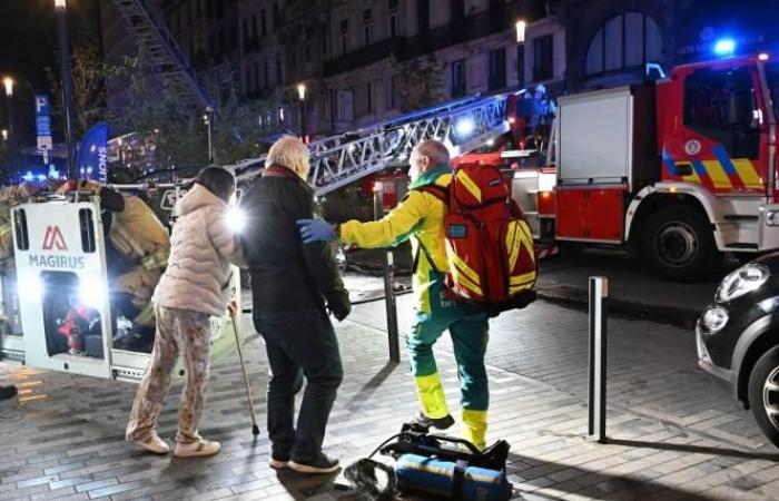 Un hôtel ravagé par les flammes au centre de Bruxelles : ce que l’on sait (photos et vidéo)