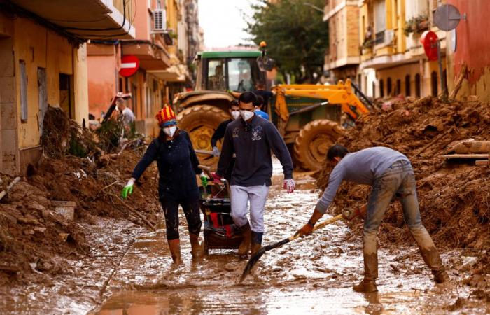 Inondations en Espagne | Le bilan grimpe à 217 morts, le roi et la reine sur place