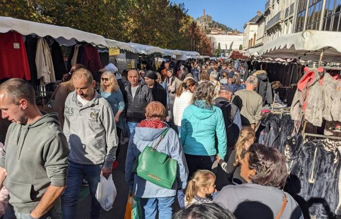 Des colis mystères vendus au poids et des tablettes de chocolat à prix cassés ont enchanté le public de la Foire de la Toussaint au Puy-en-Velay