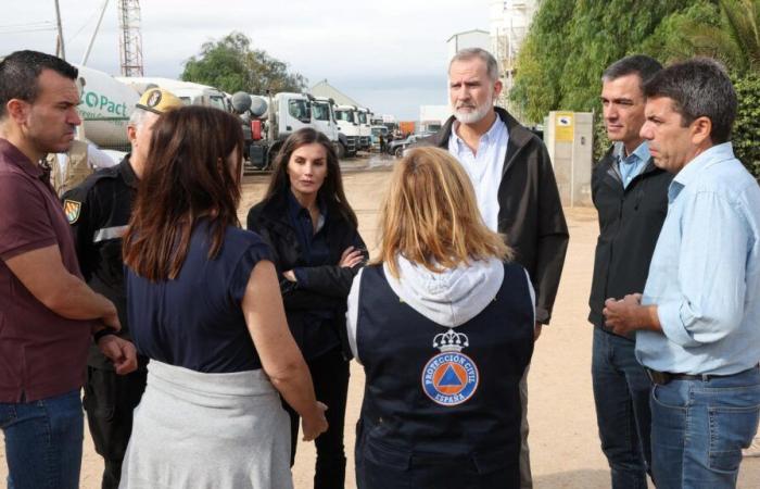 Le roi Felipe VI et la reine Letizia rendent hommage près de Valence