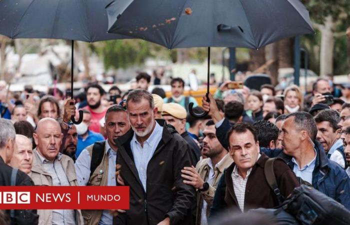 criant « assassins » et leur jetant de la boue, ils reçoivent le roi, le président du gouvernement régional et le président de l’Espagne lors de leur visite au « point zéro » de la tragédie