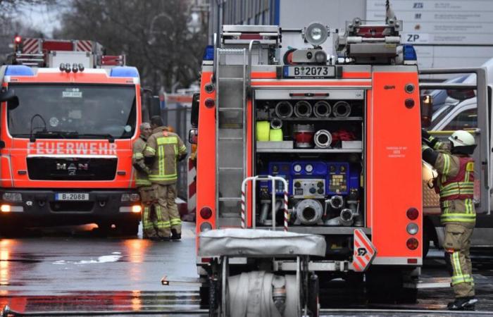 Images impressionnantes d’un train en gare de Berlin qui a pris feu (photos)