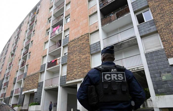 un homme d’une vingtaine d’années poignardé à mort