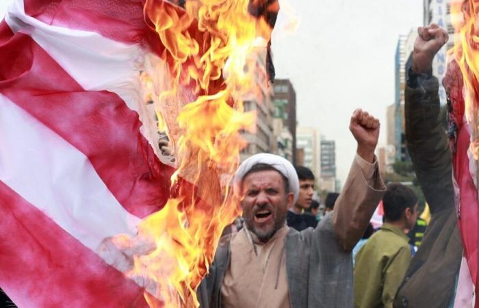 Les Iraniens descendent dans la rue pour célébrer la prise d’otages de 1979