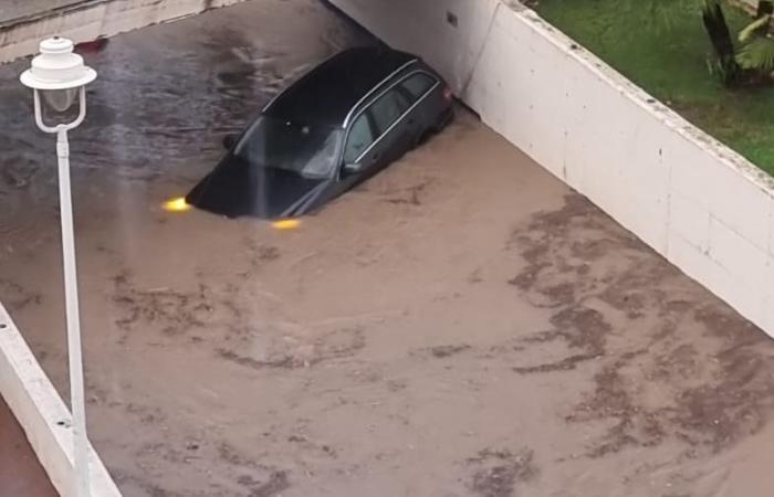 Les pluies provoquent des inondations dans la zone urbaine d’Altea avec une voiture coincée