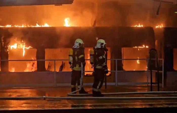 un train à la gare de Berlin prend feu